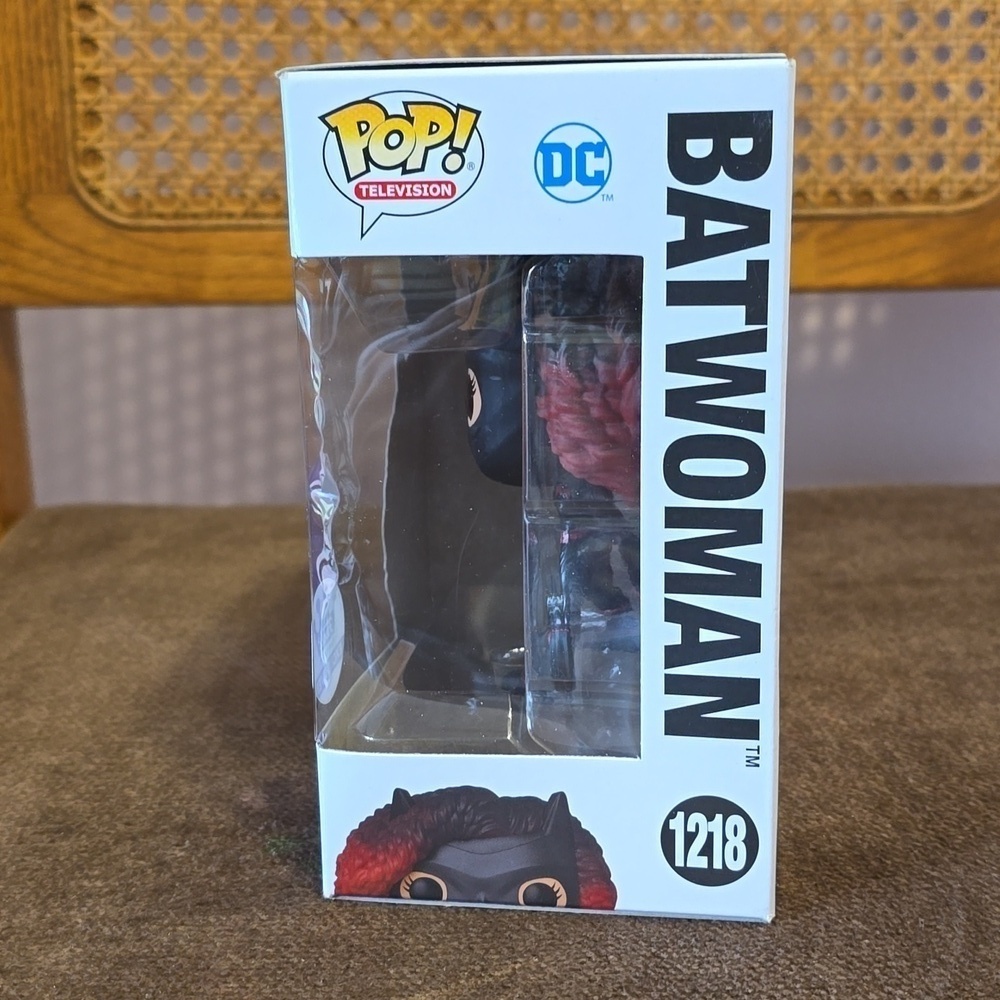 Funko POP! Television - DC Super Heroes Funko Shop Exclusive #1218 Batwoman - Picture 6 of 9